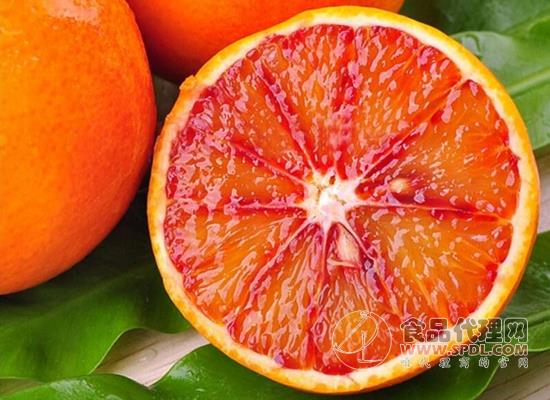 果肉颜色:红肉脐橙的果肉颜色是十分均匀的,但是血橙的果肉上却是