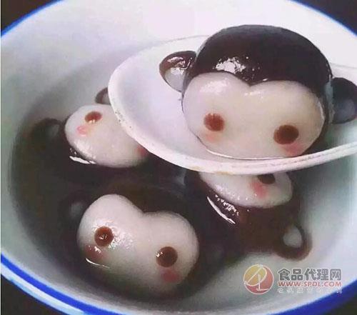 这些汤圆是不是都很赏心悦目?是不是很想煮一碗吃? 酸菜炒汤圆听起来像黑暗料理,其实这是贵州当地的传统特色,先将甜汤圆蒸熟然后入油锅炸成金黄,炒锅中放入自制酸菜、葱段、小辣椒。尝试的话其实很美味哦!