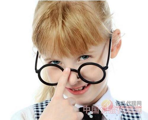 眼镜怎么戴才是正确的,眼镜怎么戴才是正确的图片