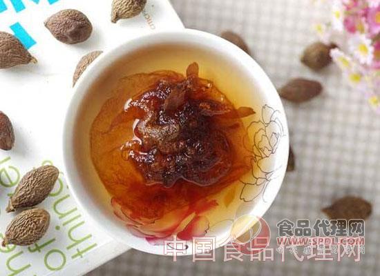 胖大海泡水喝的功效 第一:治疗咽喉疾病 一般情况下,大多数的咽喉肿痛都是由于咽喉热毒或者是肺热过于旺盛所引起的,所以这个时候想要令身体恢复健康,那么清除肺热还有热毒才是最好的选择。而胖大海性凉,主要的作用范围就是肺部,特别擅长于清热利咽,能够治疗多种咽喉肿痛的情况。 第二:治疗便秘 你知道吗,胖大海泡水喝的功效还应该包括便秘。这是因为胖大海性凉,能够很好的治疗大肠方面的疾病,所以进入身体之后具有清肠通便的作用,所以说如果身体由于大肠积热所引起了便秘或者是排便不畅的情况,通过胖大海则能够很好的缓解不适情况