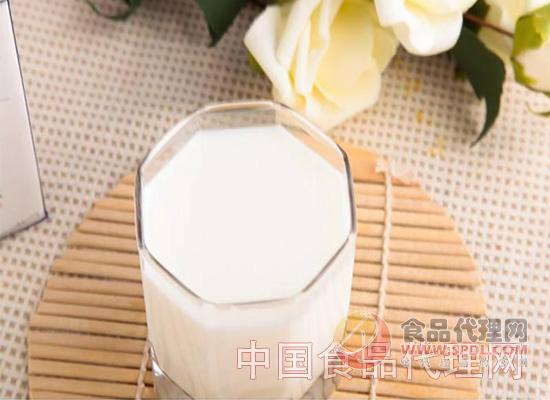 羊奶的好处有哪些 1、容易消化吸收 据研究分析得出,羊奶的营养成分接近于母乳。相比起牛奶,它的营养成分不但要高,而且更容易被人体消化吸收。婴儿对羊奶的消化率可达94%以上。 2、防止便秘 羊奶中的脂肪粒比较小,蛋白分子结构也比较小,因此在肠胃中的停留时间也会相对缩小。