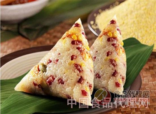 粽子 河南 开启节日经济模式 清香的糯米粽、精致的小荷包、传统的五彩绳虽然距离端午节还有一段时间,河南各大商超已瞄准端午节的节日经济,与端午有关的商品开始热销。 在河南省焦作市百货大楼焦东超市可以看到,冷冻区的地板上铺满了绿色粽叶的喷绘图,上方也挂起了端午节宣传画面,浓浓的端午节氛围扑面而来。冰柜里摆满了各种粽子,有盒装的,有网兜装的,也有塑料袋包装的。种类则有传统红枣粽、豆沙粽、八宝粽、金丝蜜枣粽、原味粽、猪肉粽,能满足不同消费者的需求。而粽子的价格也高低不同,从15元一兜到25元一盒,再到近百元的