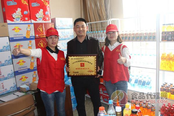 漯河市维恩食品有限公司负责人与小红帽合影