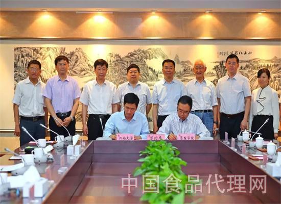 江南大学副书记戴月波（左）与茅台学院院长封孝伦（右）签署协议
