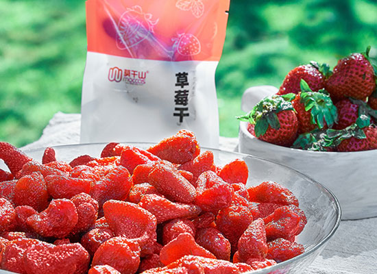 莫干山草莓干，果肉饱满，色泽鲜艳，体验舌尖上的快感