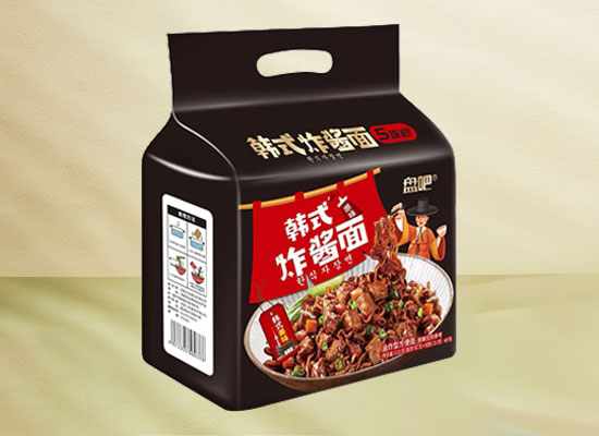 盘吧小龙虾拌面，色香味俱全，视觉味觉双享受